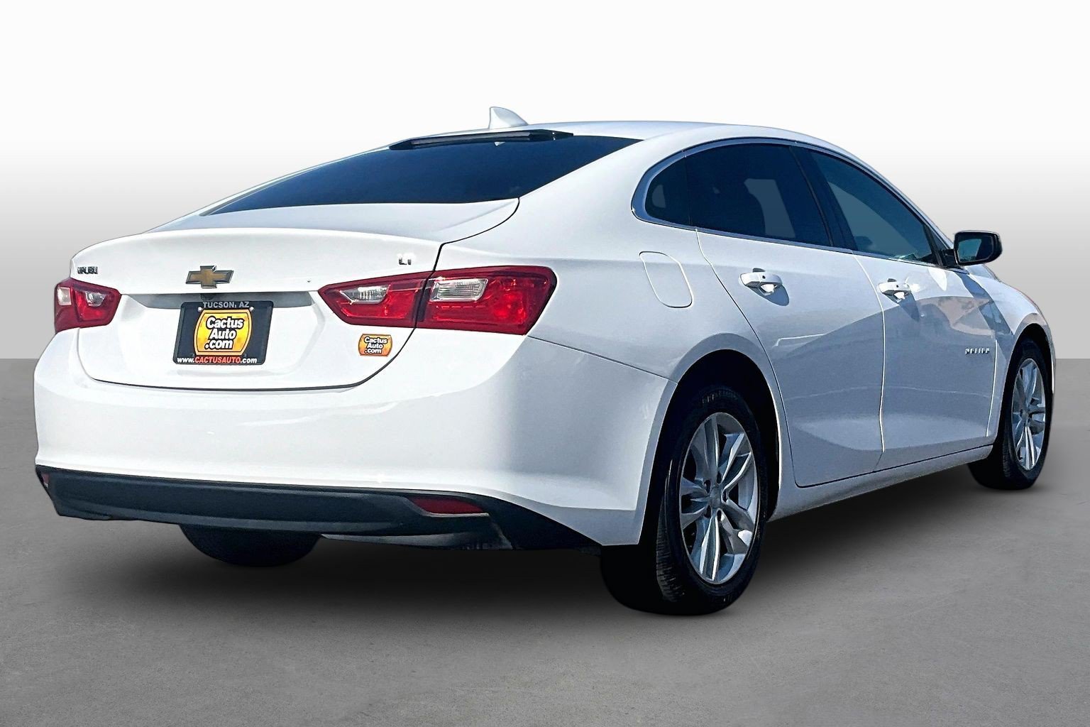 Used 2018 Chevrolet Malibu LT FWD image 2