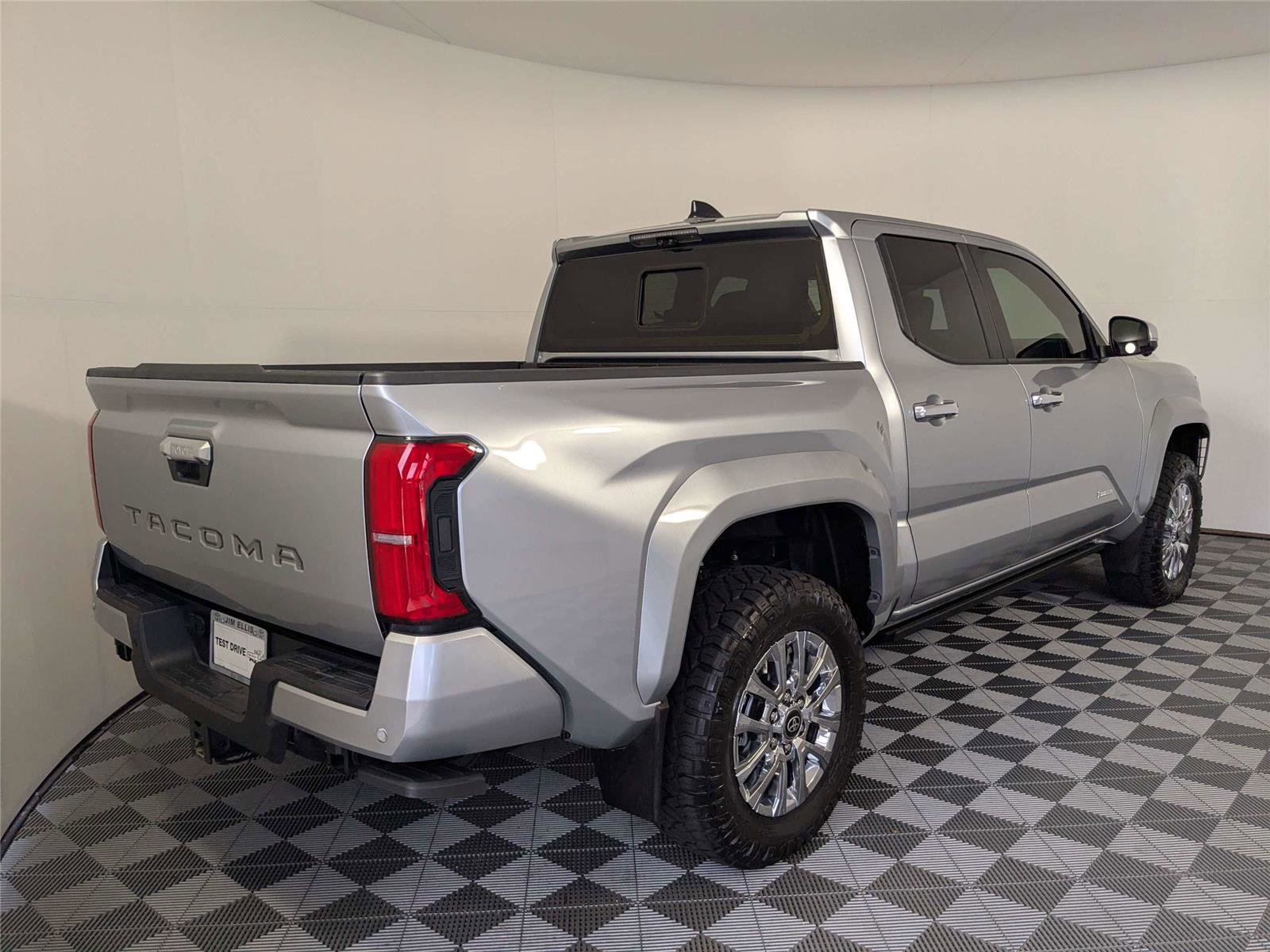 Used 2025 Toyota Tacoma Limited AWD/4WD image 5