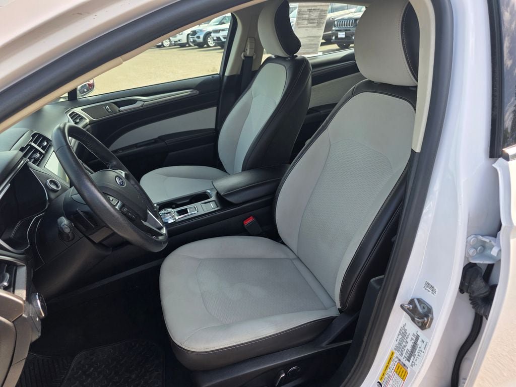 Used 2019 Ford Fusion SE w/ Equipment Group 151A FWD image 4