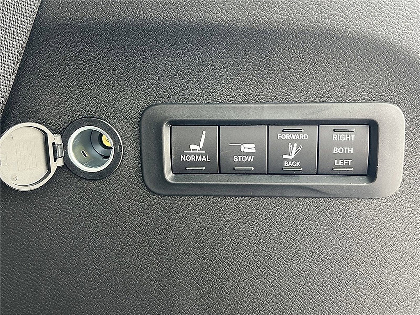 New 2026 Chrysler Pacifica Pinnacle image 29