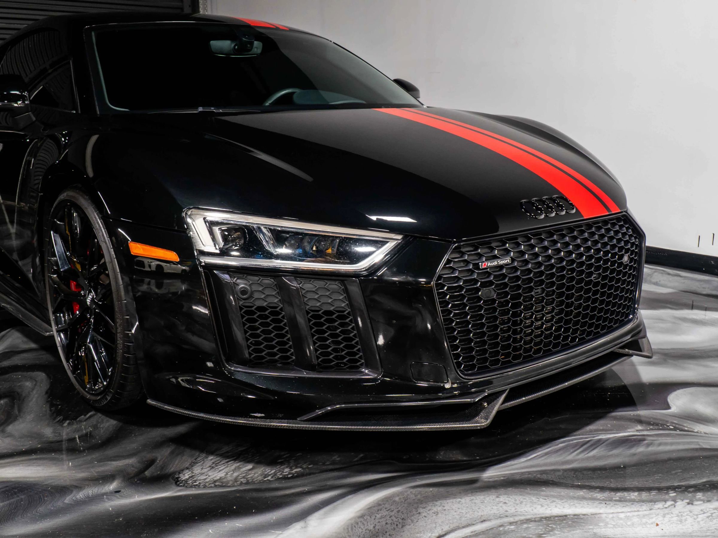 Used 2018 Audi R8 V10 w/ Premium Package image 3