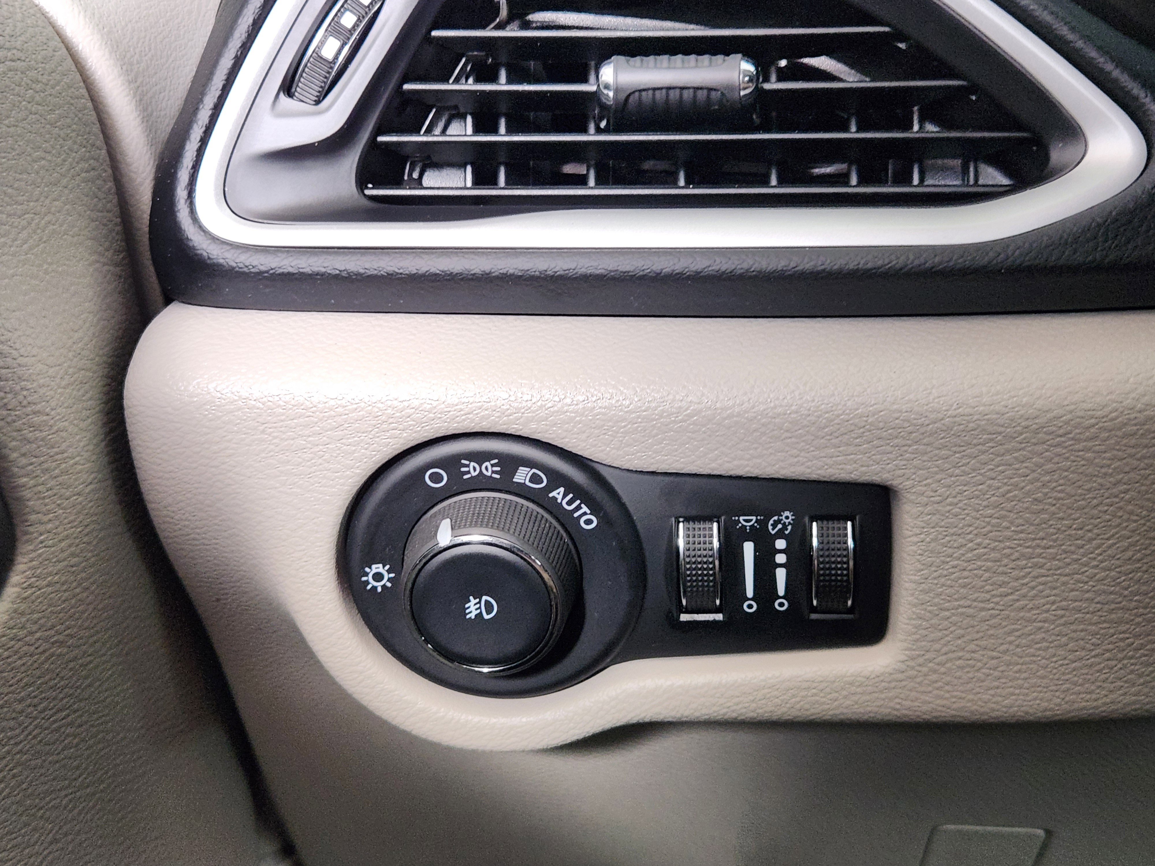 Used 2023 Chrysler Pacifica Touring-L FWD image 23