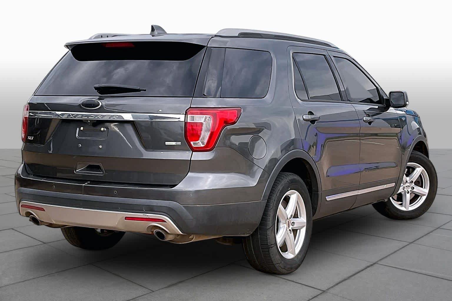 Used 2016 Ford Explorer XLT w/ Equipment Group 202A AWD/4WD image 13