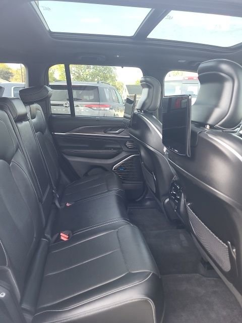 Used 2023 Jeep Grand Cherokee Overland w/ Advanced Protech Group III image 21