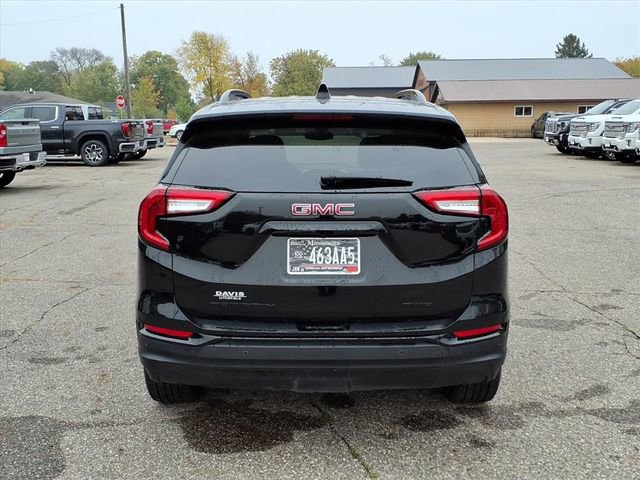 Used 2024 GMC Terrain SLE w/ Driver Convenience Package image 4