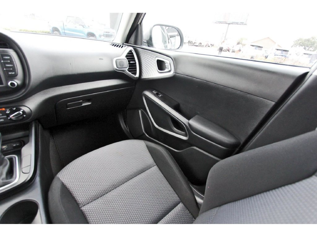 Used 2025 Kia Soul LX w/ LX Technology Package FWD image 11