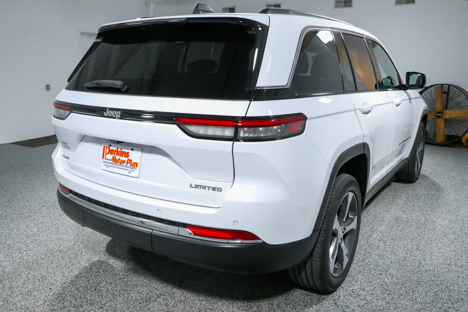 Used 2023 Jeep Grand Cherokee Limited AWD/4WD image 7