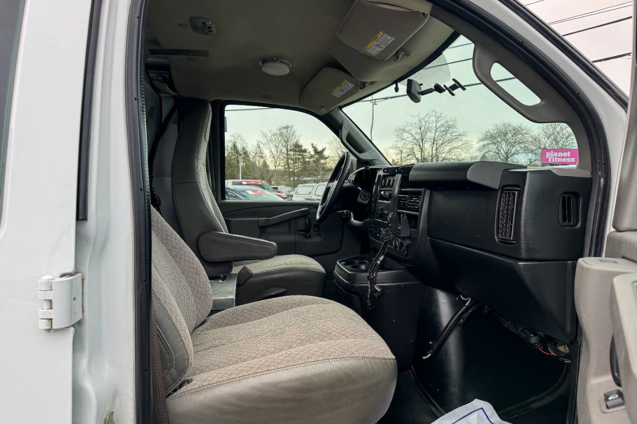Used 2017 Chevrolet Express 2500 image 10