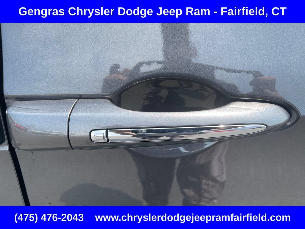 Used 2020 Chrysler Pacifica Touring-L Plus FWD image 38