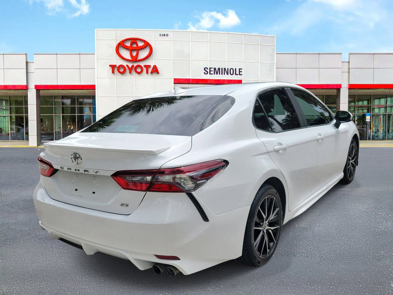 Used 2021 Toyota Camry SE image 3