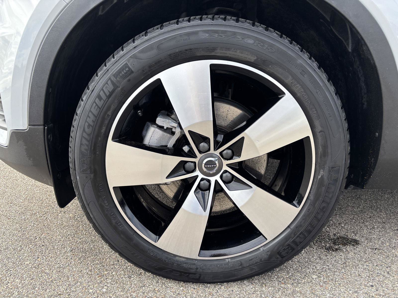 Used 2020 Volvo XC40 T5 Momentum w/ Protection Package Premier AWD/4WD image 9