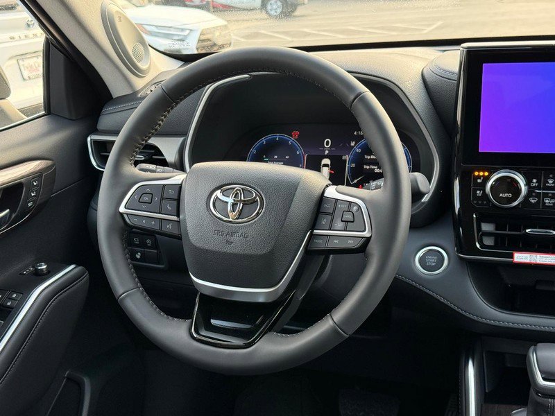 New 2026 Toyota Highlander Limited image 9
