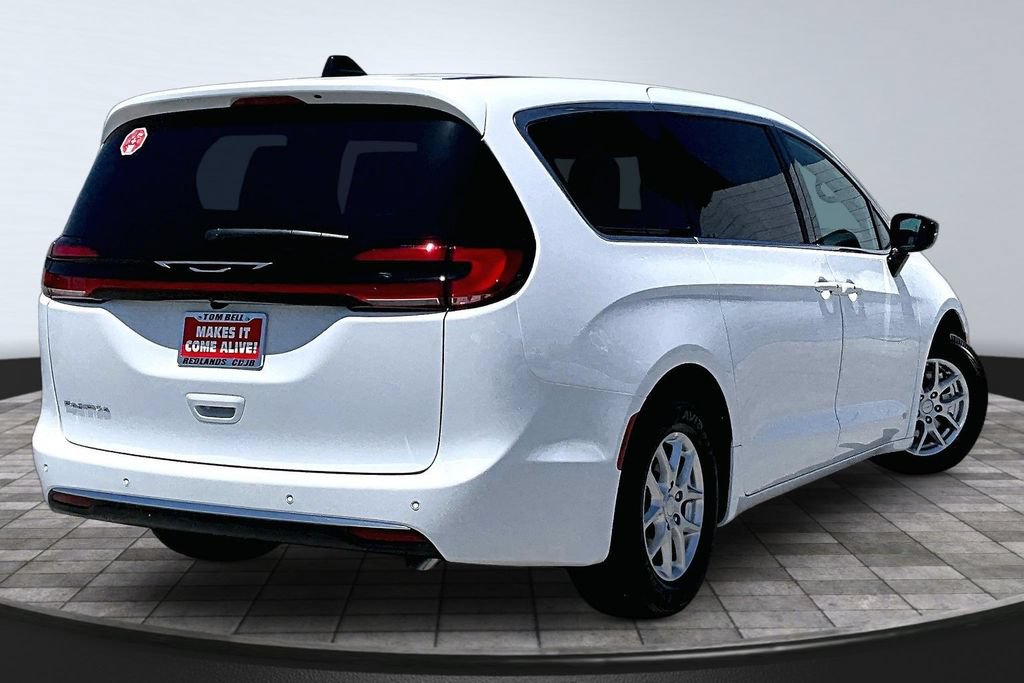 New 2027 Chrysler Pacifica Select FWD image 23