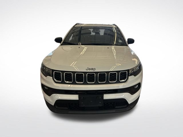 Used 2024 Jeep Compass Latitude AWD/4WD image 3