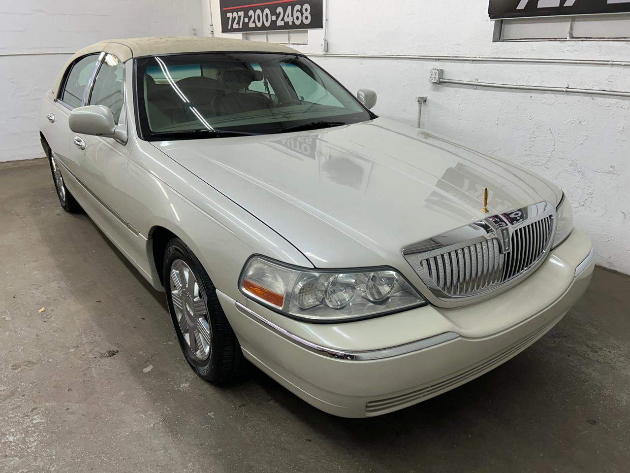 Used 2004 Lincoln Town Car Ultimate RWD image 2