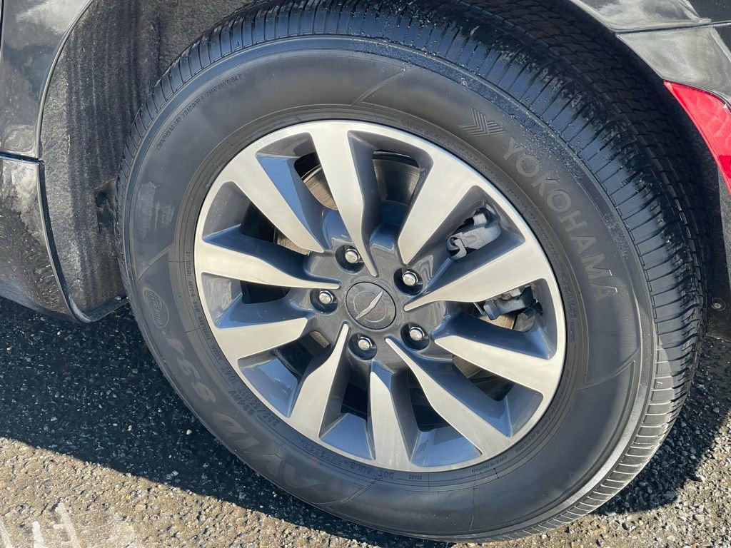 Used 2023 Chrysler Pacifica Touring-L FWD image 32