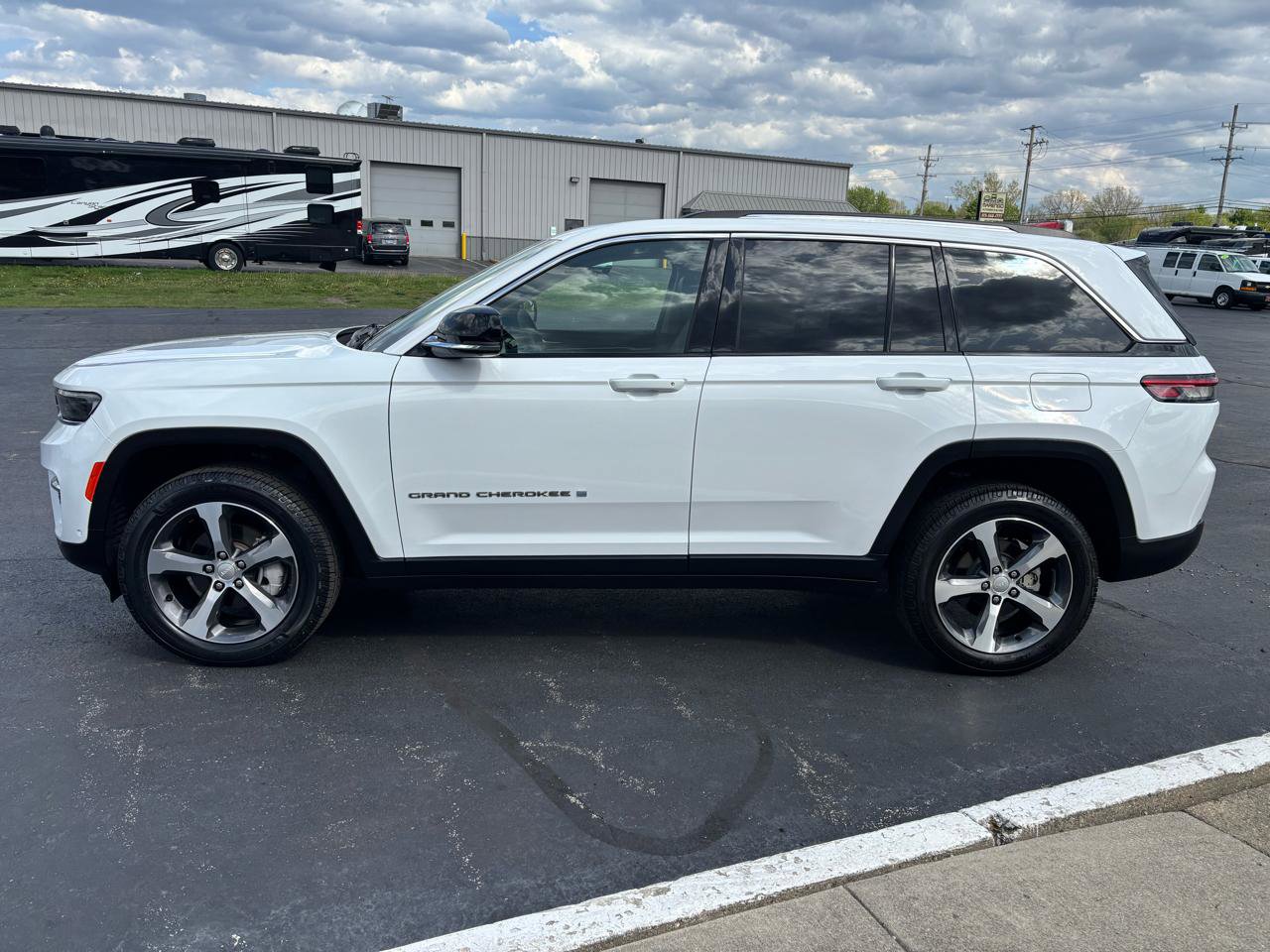 Used 2023 Jeep Grand Cherokee Limited w/ Luxury Tech Group II AWD/4WD image 6