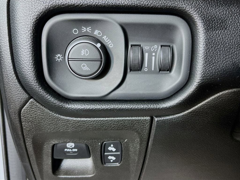 Used 2019 RAM 1500 Laramie AWD/4WD image 13