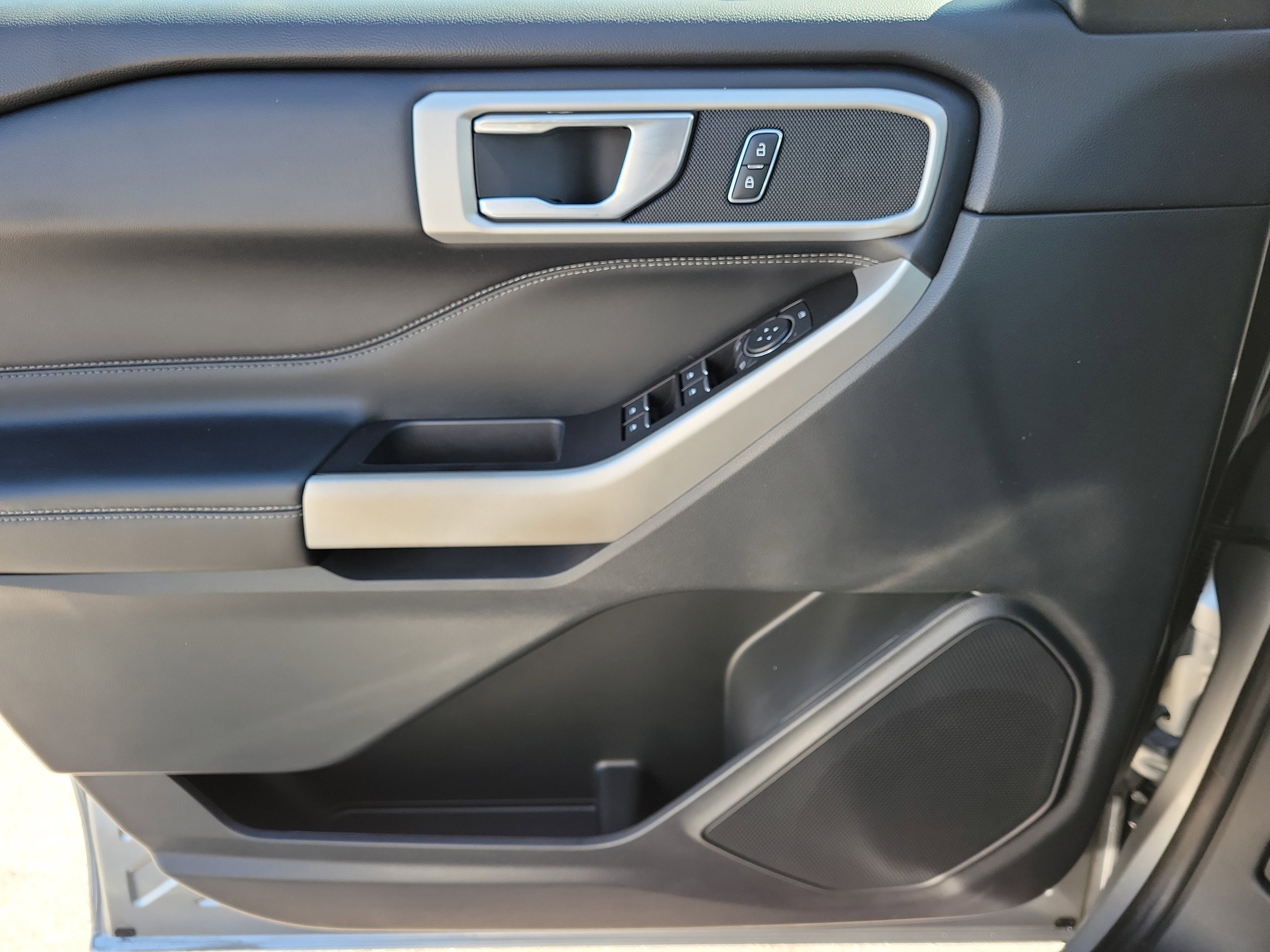 Used 2022 Ford Explorer XLT image 24