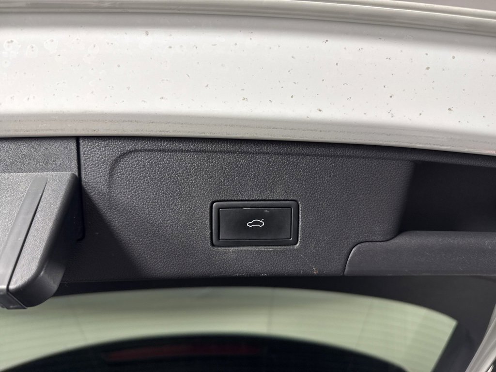 Used 2022 Volkswagen Atlas Cross Sport SEL image 32