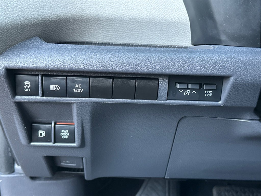 Used 2022 Toyota Sienna XLE image 22