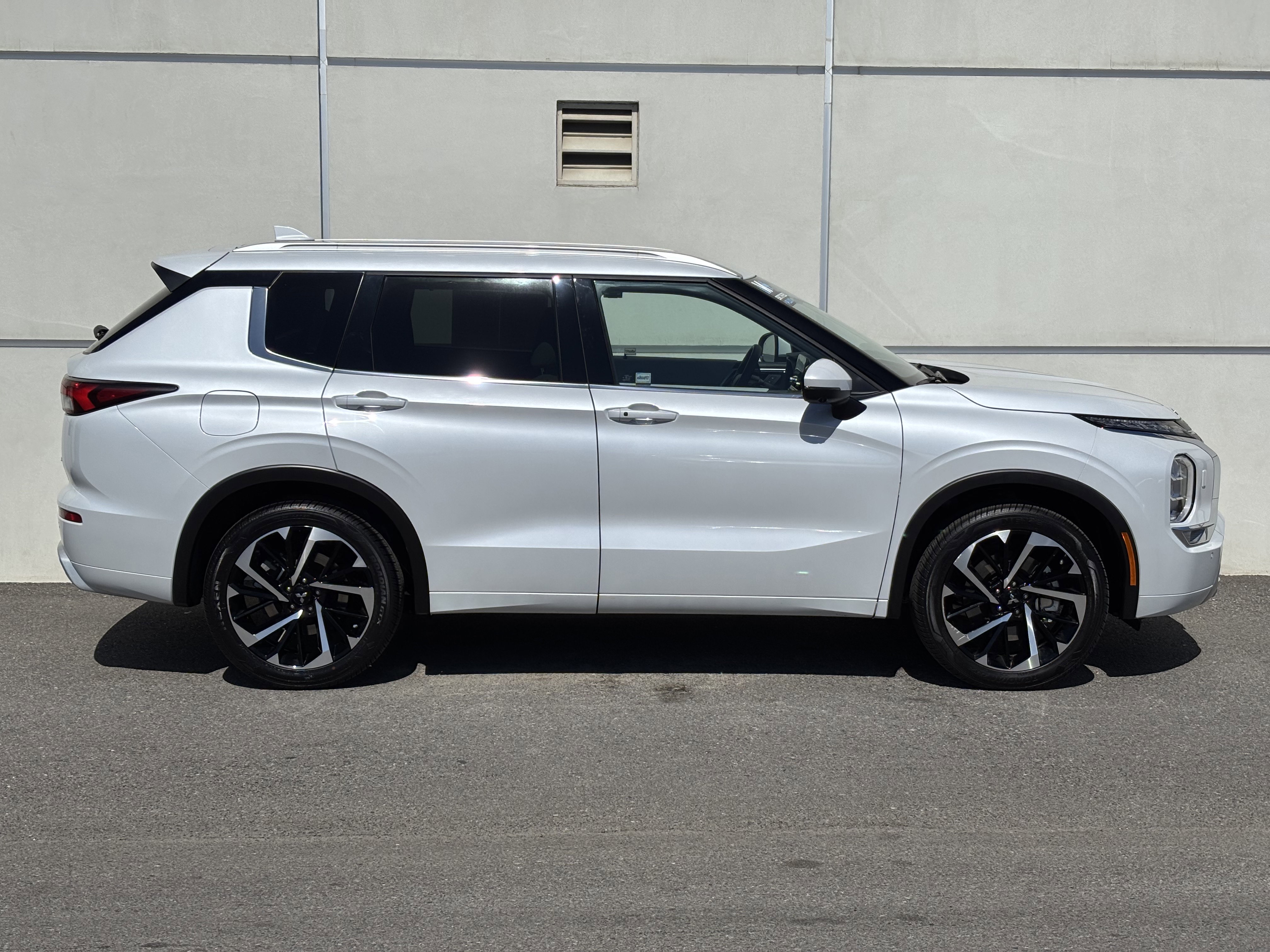 Used 2024 Mitsubishi Outlander SEL image 2