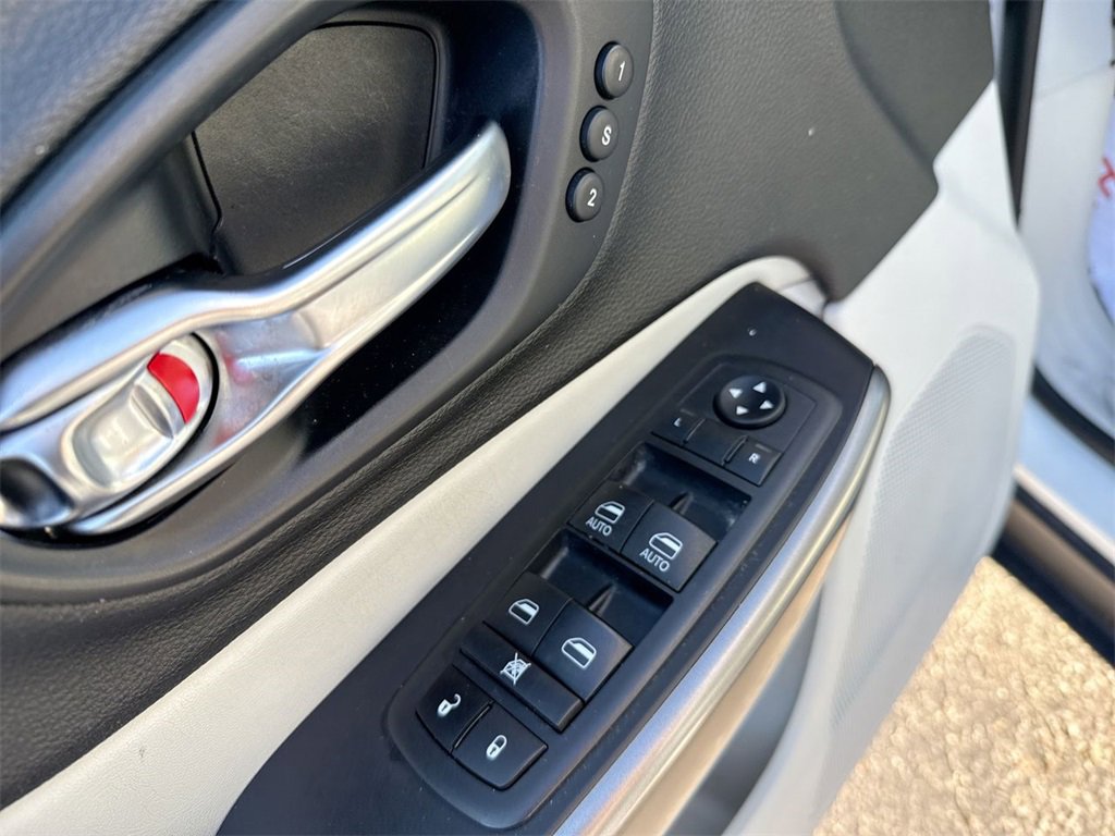 Used 2020 Jeep Cherokee Limited w/ Technology Group image 13