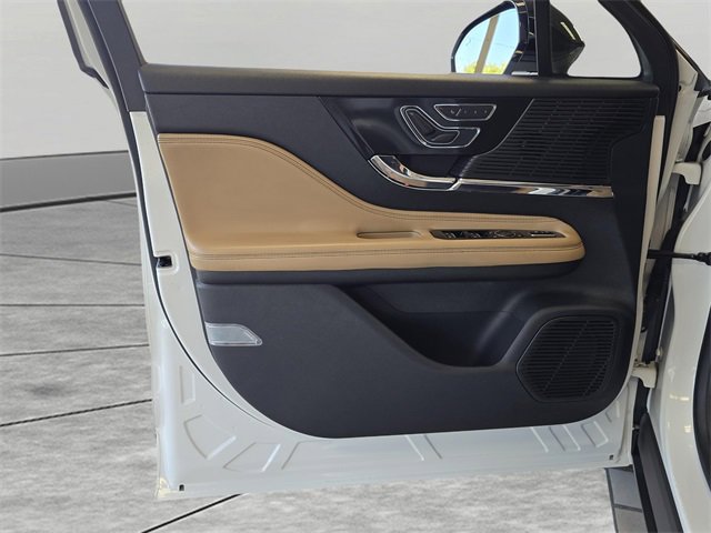 Used 2022 Lincoln Corsair Reserve w/ Equipment Group 201A image 15