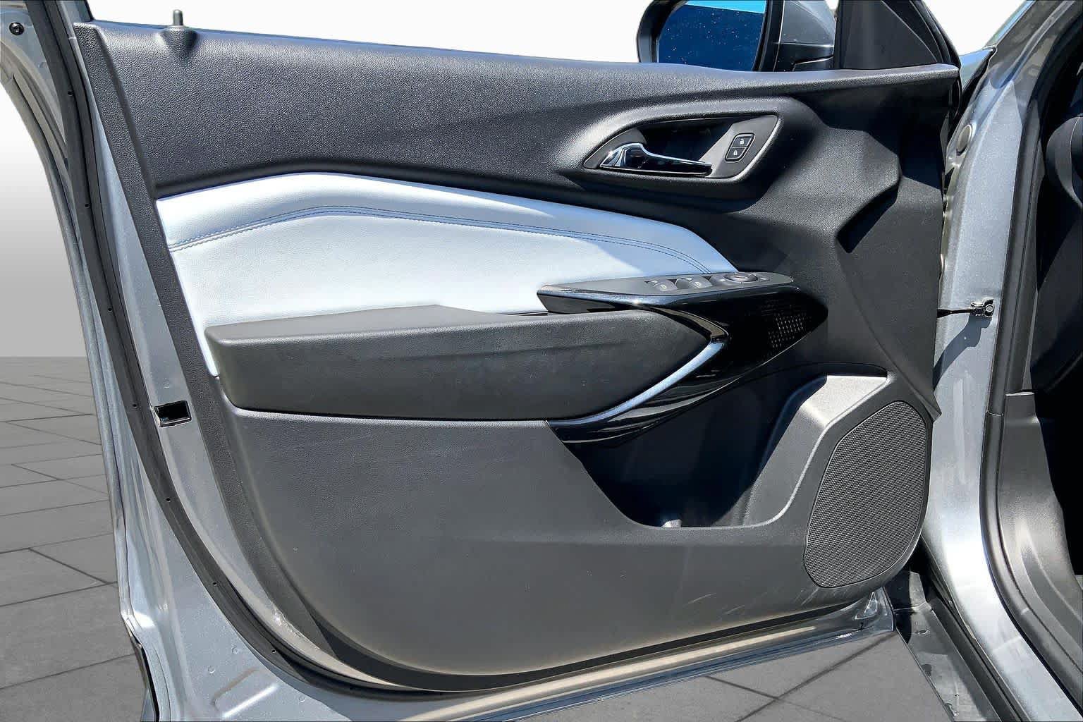 Used 2024 Chevrolet Trax LT w/ LT Convenience Package FWD image 22