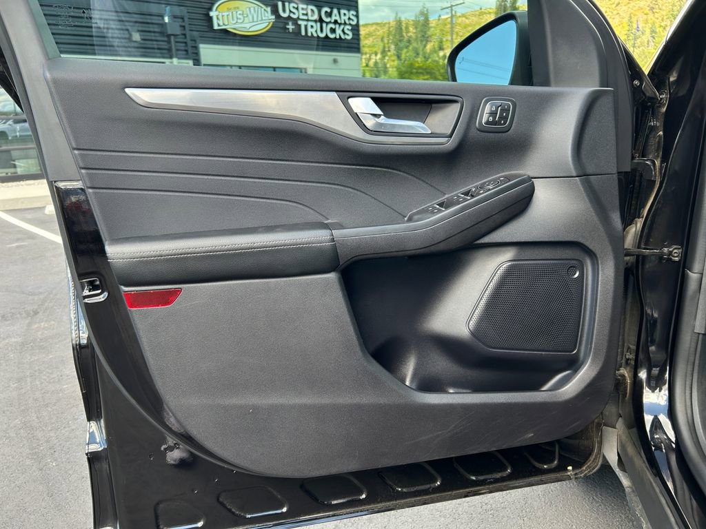 Used 2022 Ford Escape Titanium w/ Class II Trailer Tow Package image 24