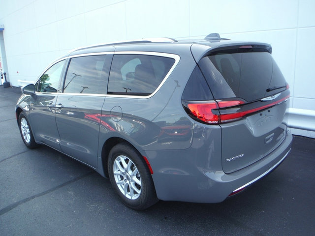 Used 2021 Chrysler Pacifica Touring-L w/ Uconnect Theater Family Group FWD image 11