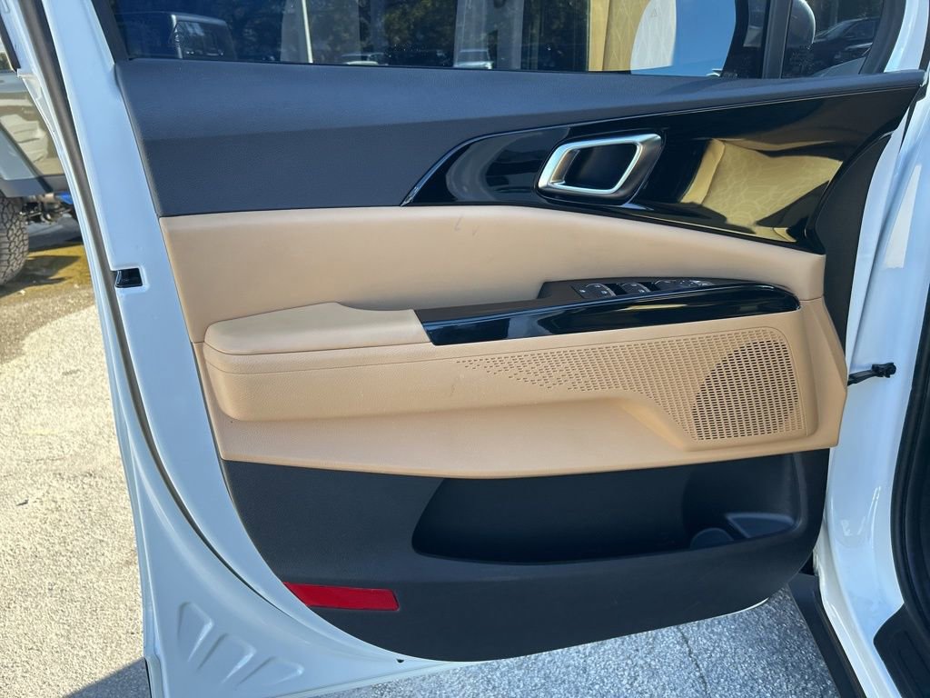 Used 2023 Kia Carnival EX image 37