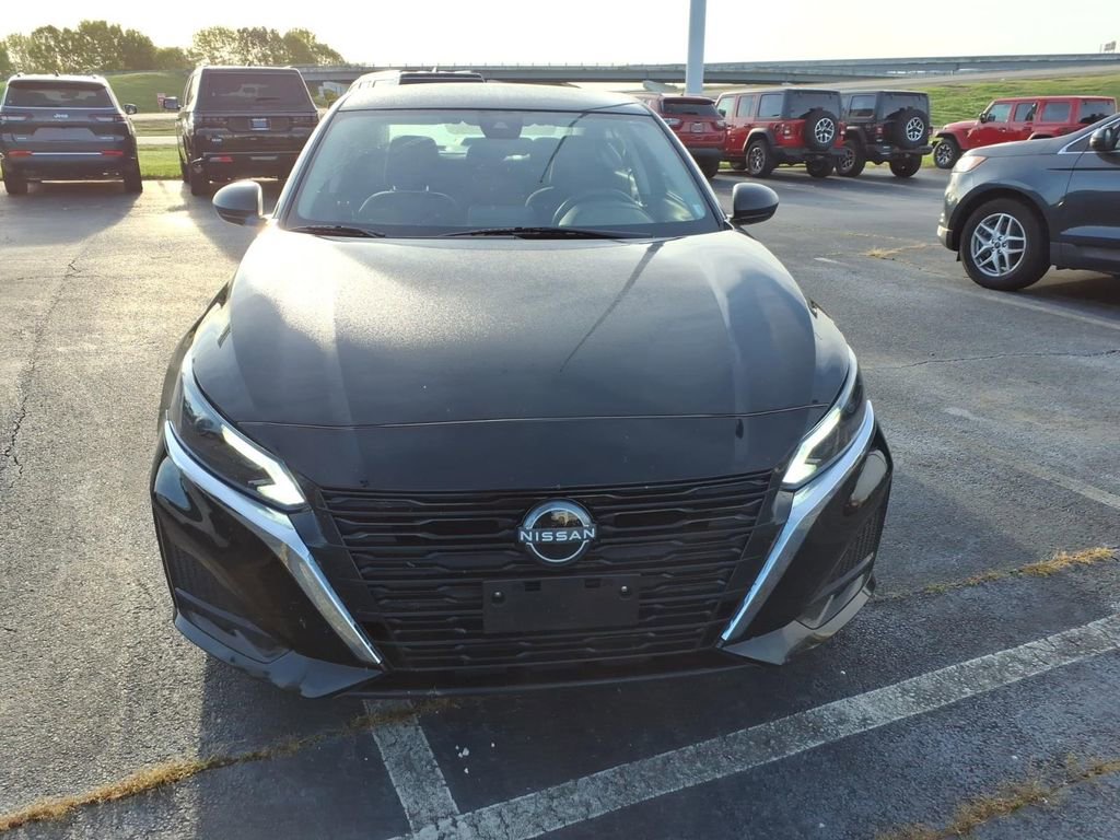 Used 2024 Nissan Altima 2.5 SV FWD image 2