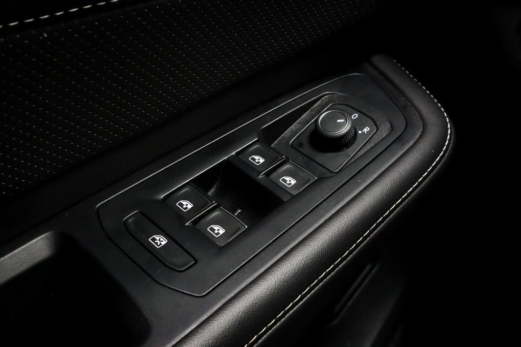 Used 2025 Volkswagen Atlas SE image 27