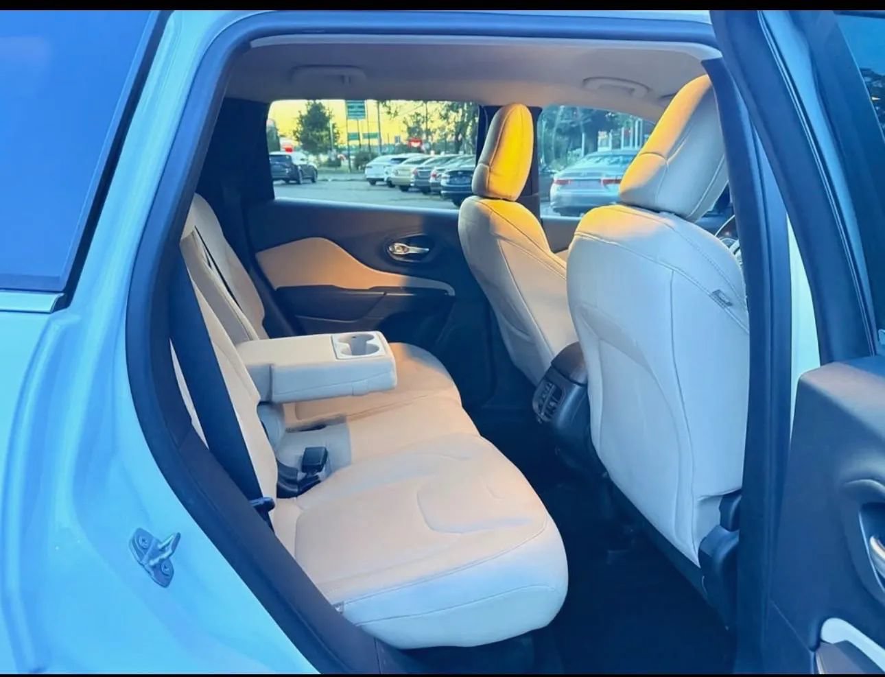Used 2016 Jeep Cherokee Latitude w/ Cold Weather Group FWD image 9