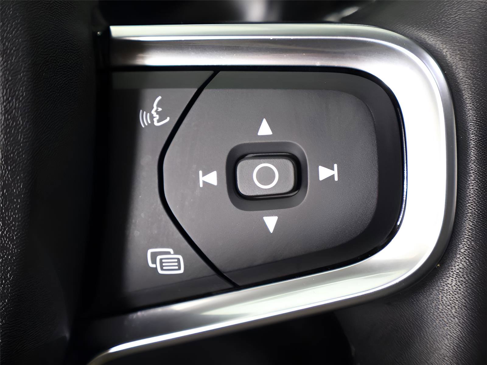 Used 2023 Volvo XC40 B5 Plus w/ Protection Package Premier image 45