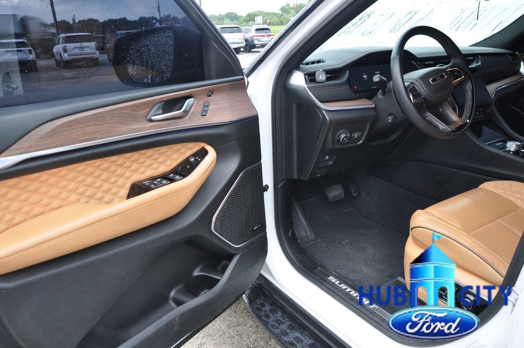 Used 2023 Jeep Grand Cherokee L Summit w/ Advanced Protech Group IV AWD/4WD image 11
