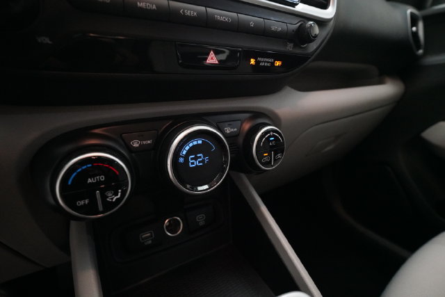 Used 2025 Hyundai Venue SEL FWD image 20