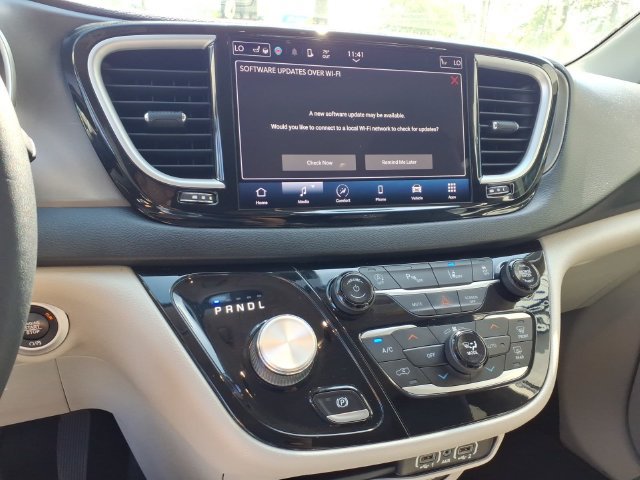 Used 2022 Chrysler Pacifica Touring-L FWD image 13