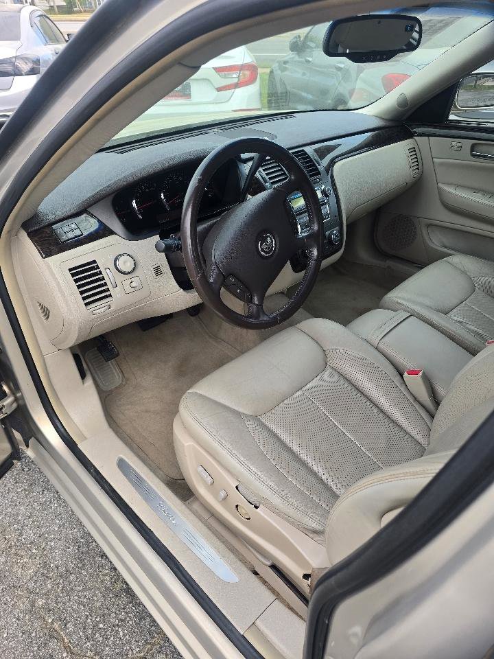 Used 2008 Cadillac DTS Luxury II w/ Trunk Convenience Package FWD image 8