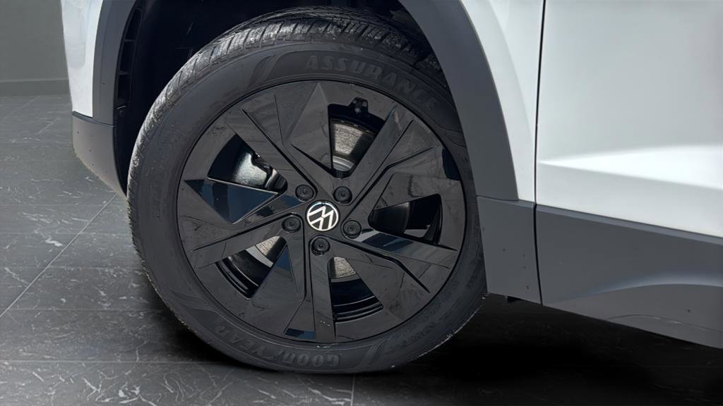 Used 2025 Volkswagen Taos SE w/ Panoramic Sunroof Package image 34