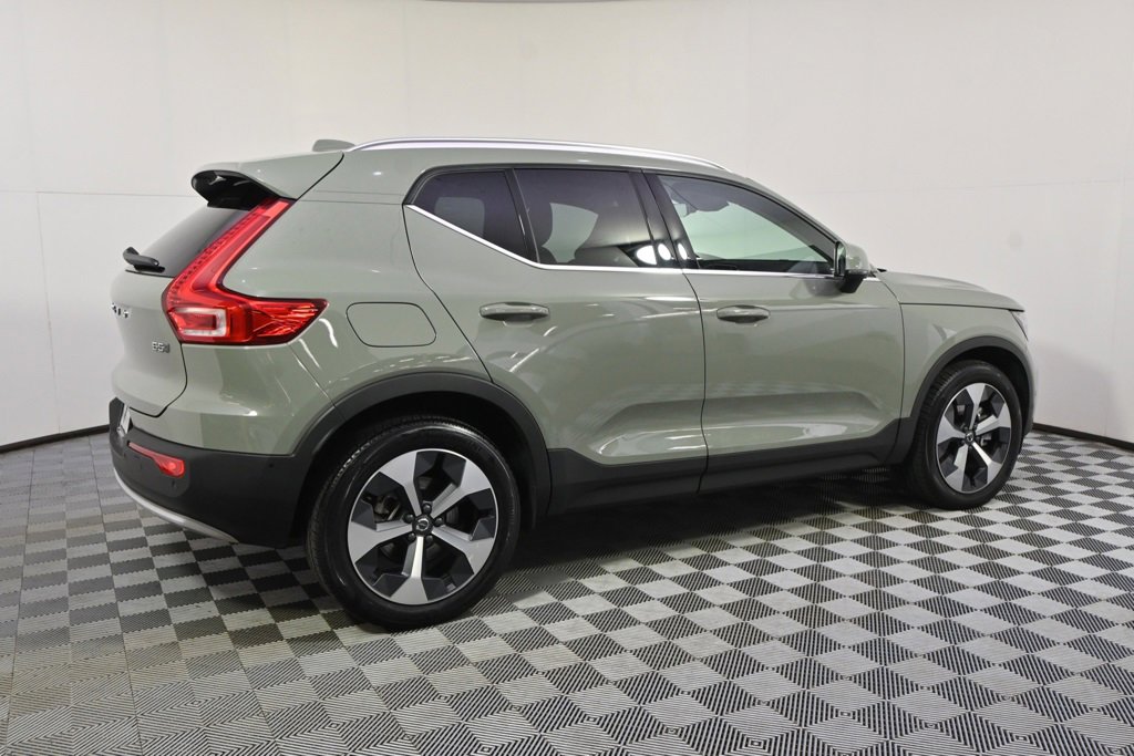 Used 2025 Volvo XC40 B5 Plus image 7