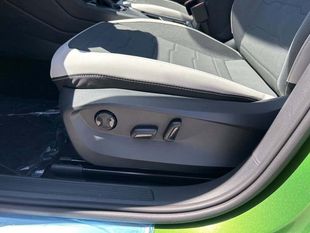 Used 2025 Volkswagen Taos SE image 10