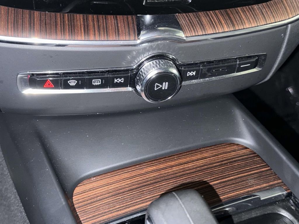 Used 2024 Volvo XC60 B5 Plus image 25