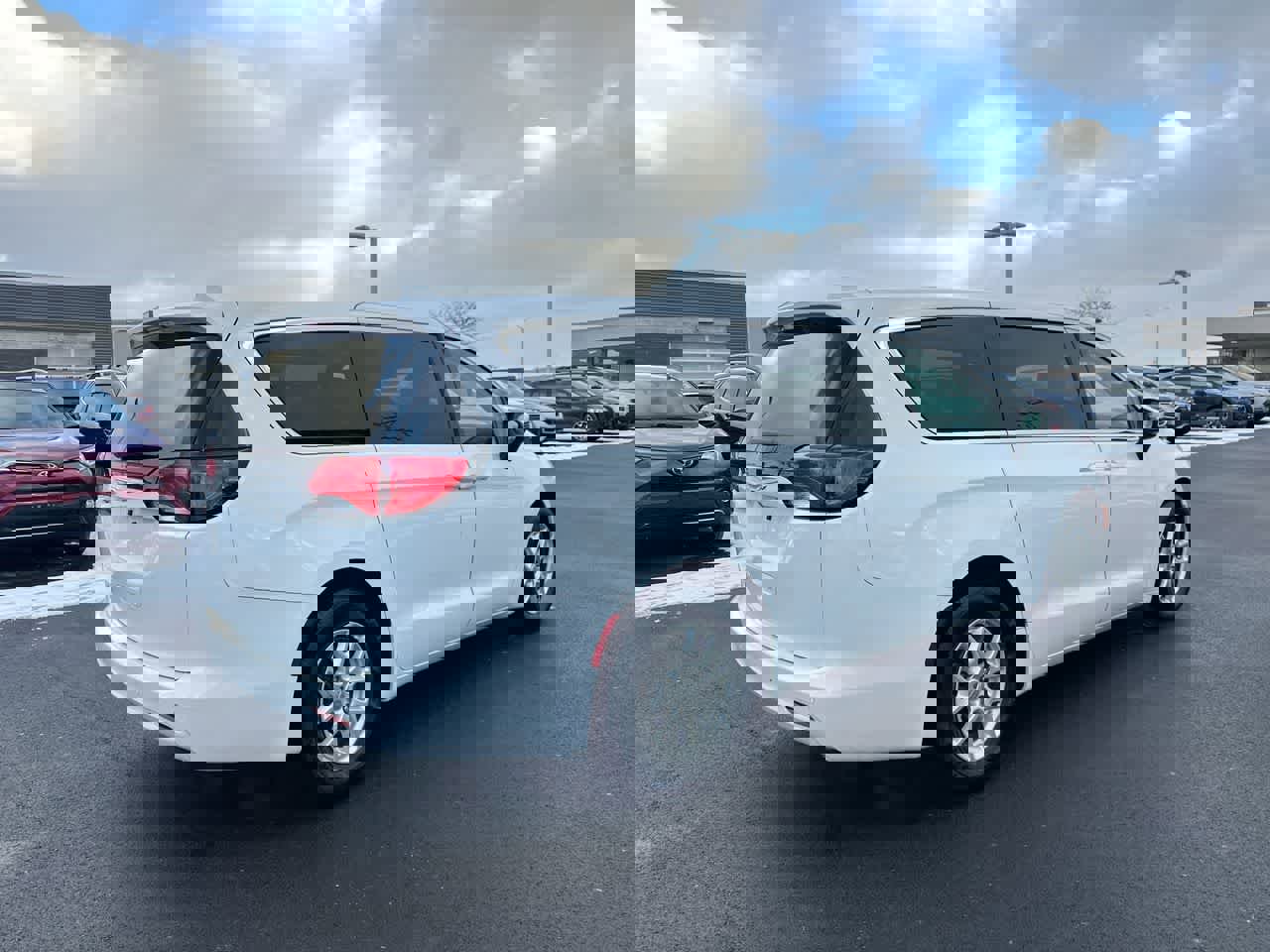 Used 2018 Chrysler Pacifica LX image 13