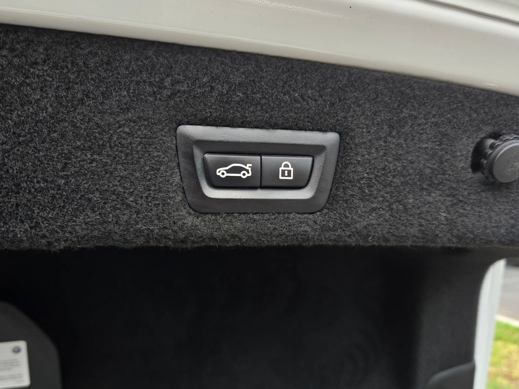 Used 2021 BMW 740i w/ M Sport Package RWD image 41