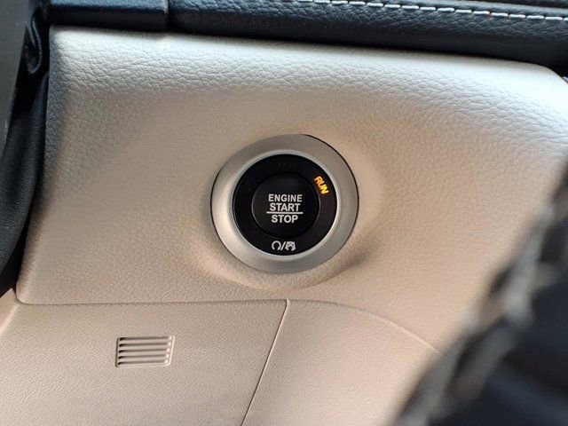 Used 2023 Chrysler Pacifica Touring-L FWD image 16