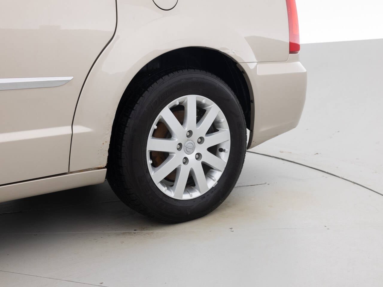 Used 2012 Chrysler Town & Country Touring-L w/ Entertainment Group #2 image 20