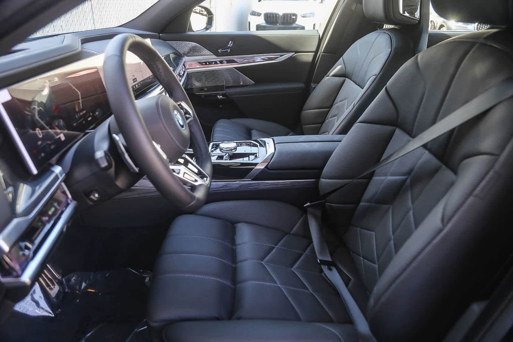 Used 2025 BMW i7 xDrive60 w/ Premium Package image 14