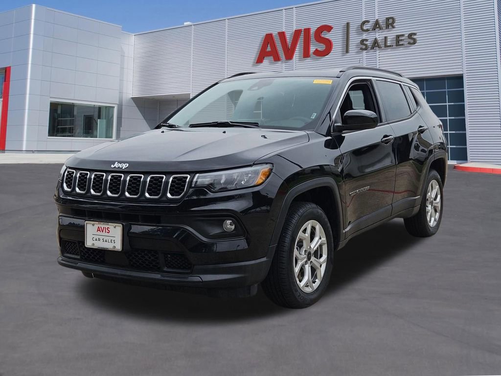 Used 2025 Jeep Compass Latitude w/ Sun & Sound Group AWD/4WD image 1